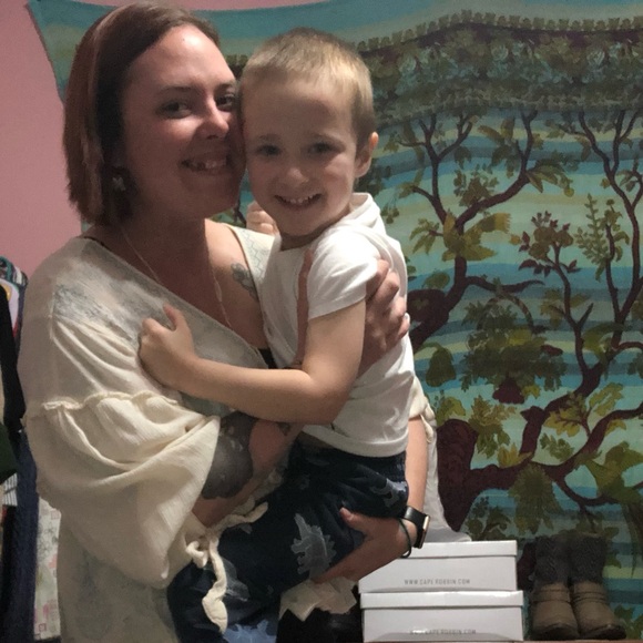 Meet your Posher, Taylor - Picture 2 of 5